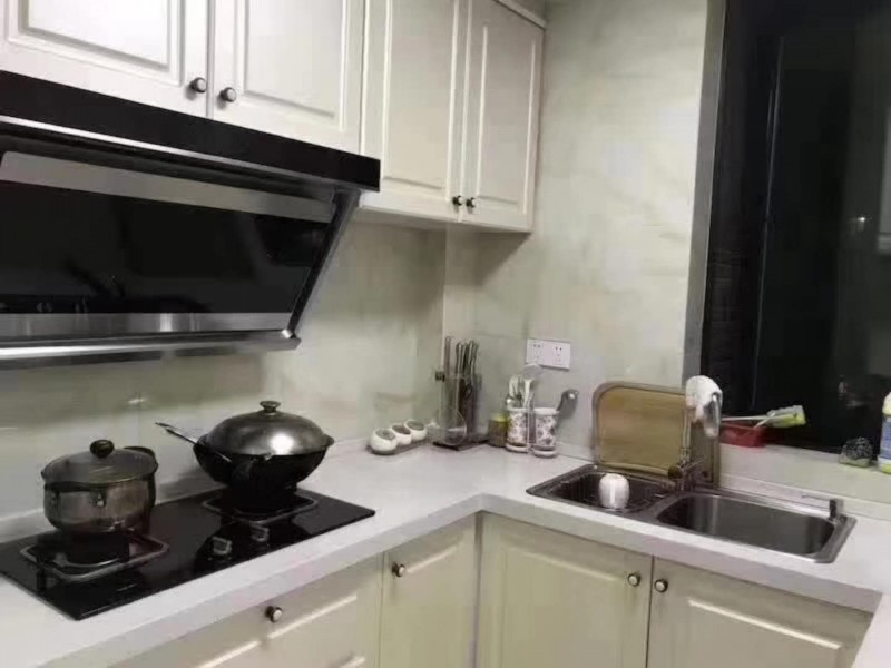 精装修急售三房，南北通透看房方便，房东诚意卖。