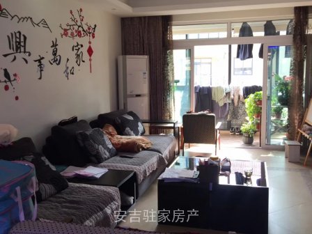 好位置,装修考究的蛮新的房子来啦,经典户型三室两厅两卫,还有大车库,只要152万。