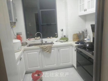 市区中心位置,县镇府边上,高大上小区二楼,嘉鸿苑,140方,只要158万