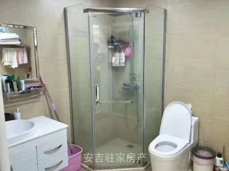 市区中心位置豪华装修步行街2楼3室2卫送大露台