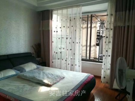市区中心位置豪华装修步行街2楼3室2卫送大露台