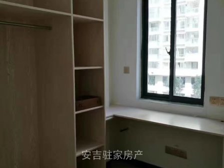 市中心地带单间出租不能烧饭其他什么都有阳台还包物业包100M宽带只要1400哦!