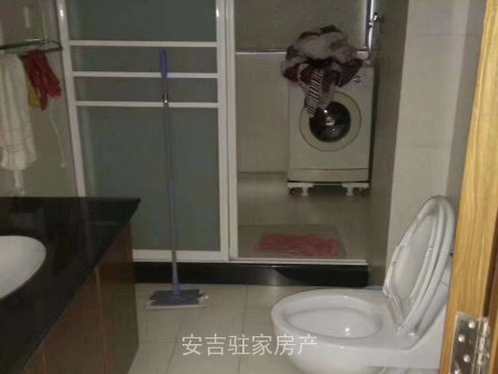 县政府边上精装三室只要2500半年付哦