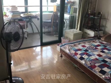宁馨花园精装两室送阳台送露台只要53万哦!
