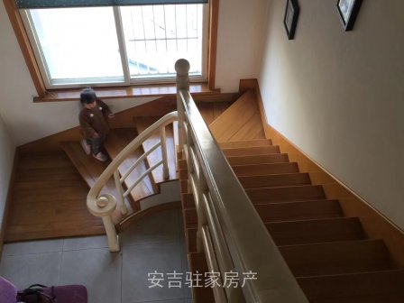 城东小区大面积精装房五室三厅两卫还带车库储藏室只卖130万!