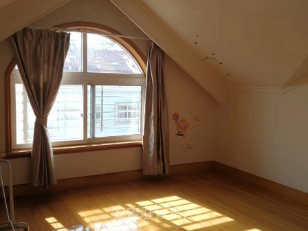城东小区大面积精装房五室三厅两卫还带车库储藏室只卖130万!