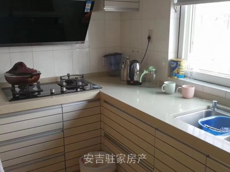 城东小区大面积精装房五室三厅两卫还带车库储藏室只卖130万!