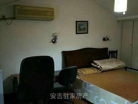 通凌路三楼实用面积140多方三室两卫两阳台还有大露台只要2800