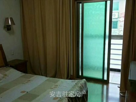 通凌路三楼实用面积140多方三室两卫两阳台还有大露台只要2800