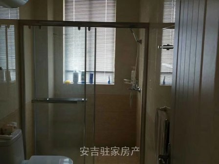 朗里花园五楼三室一卫精装修2500