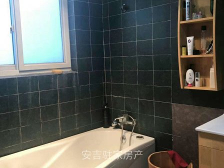 山水华庭多层二楼140方豪华装修带储藏室带车库只要160万