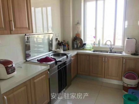 东方丽苑八楼136方3室2厅2卫保养相当好离学校菜场体育场很近品牌装修只要150万