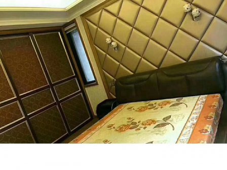 维多利亚一楼东边套豪装带车位和储藏室只要158万。