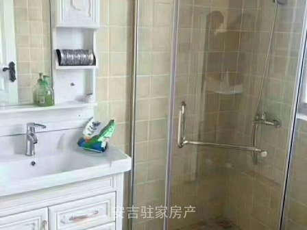吉星公馆电梯房8楼东边套豪华装修,还带储藏室,89平,实用面积105平,只要105万还包过户