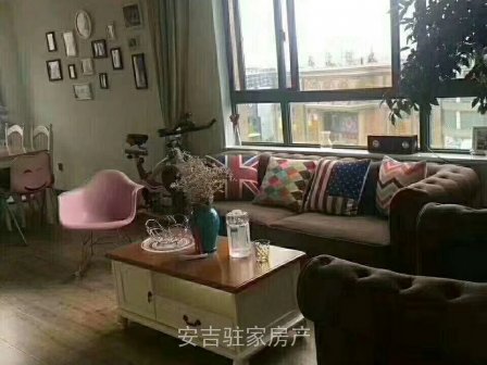吉星公馆电梯房8楼东边套豪华装修,还带储藏室,89平,实用面积105平,只要105万还包过户